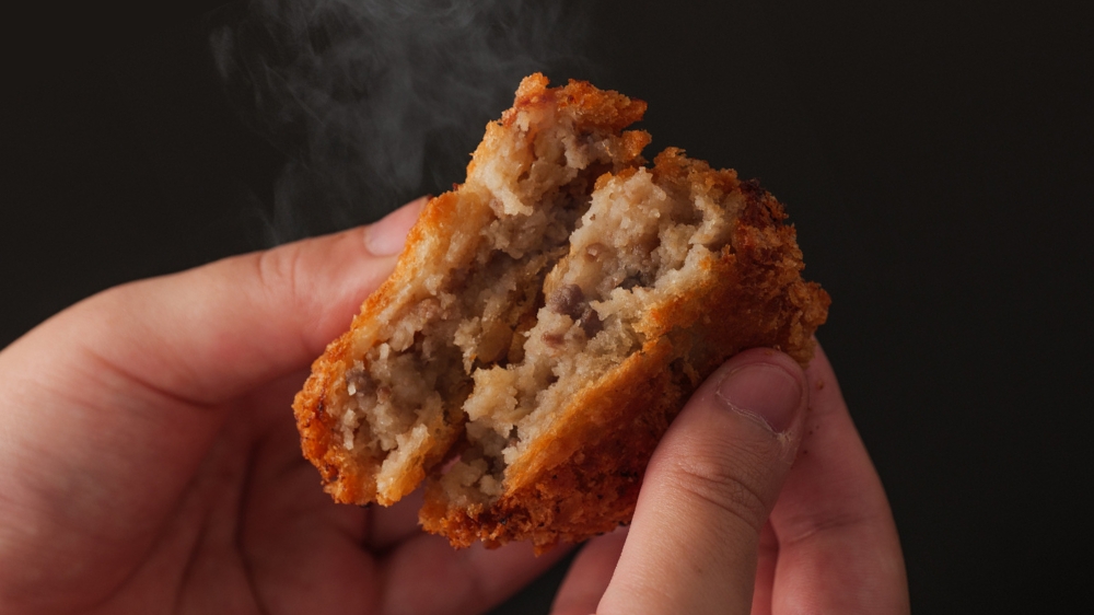 粗挽き衣と粗つぶしポテトのコロッケ断面